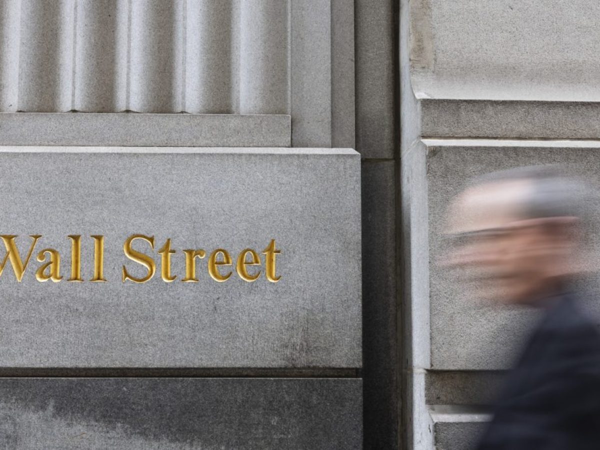Κοκκίνισε τη Wall Street το μήνυμα από τη Fed