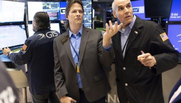 Wall Street: Μεικτά πρόσημα και απώλειες στην τεχνολογία