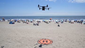 Έλεγχοι με drones και MyCoast σε πάνω από 300 παραλίες – Πρόστιμα έως 73.000 ευρώ και σφραγίσεις επιχειρήσεων 