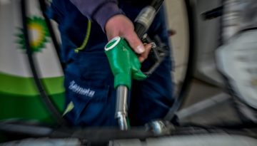 Εξετάζεται νέα παράταση για την επιδότηση στην αντλία – “Άλμα” πάνω από τα δύο ευρώ για αμόλυβδη και ντίζελ