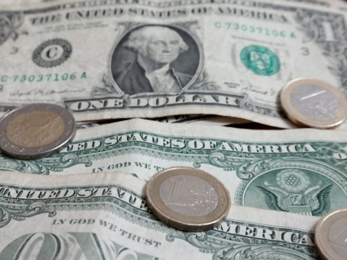 Συνάλλαγμα: Το ευρώ ενισχύεται 0,35% στο 1,1571 δολάριο