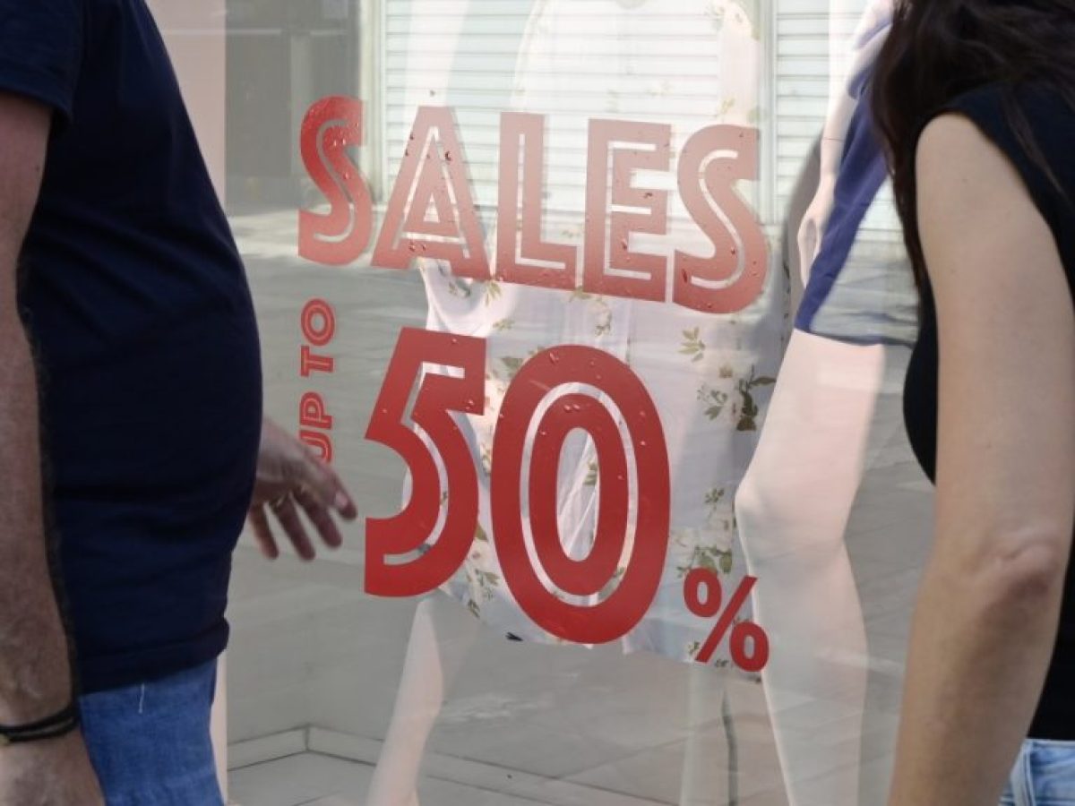 Πέφτει σήμερα η “αυλαία” για τις θερινές εκπτώσεις – Χαμηλός ο τζίρος των επιχειρήσεων