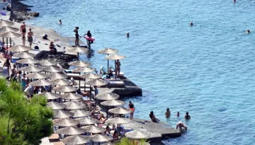 Έλεγχοι ΑΑΔΕ: Πού εστιάζουν πριν από τον Δεκαπενταύγουστο