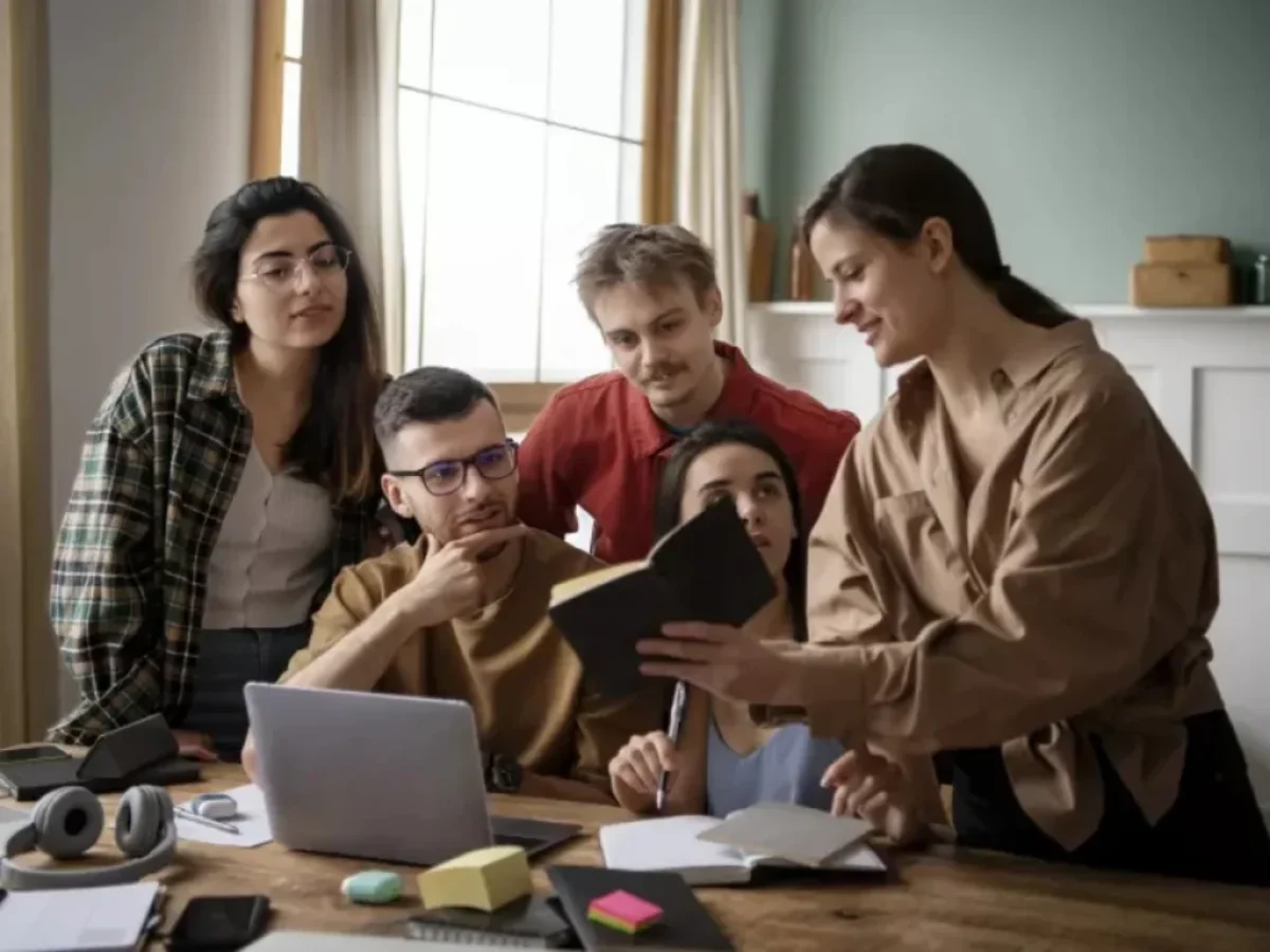 Gen Z vs Millennials: Ποια γενιά κερδίζει περισσότερα αλλά δυσκολεύεται περισσότερο | Ειδήσεις