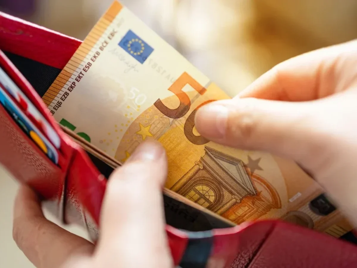 Η Ελλάδα επιμένει στα μετρητά: Τα δέχεται το 99% των μικρομεσαίων επιχειρήσεων – Μεγάλη άνοδος των πληρωμών μέσω κινητού