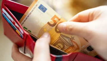 Η Ελλάδα επιμένει στα μετρητά: Τα δέχεται το 99% των μικρομεσαίων επιχειρήσεων – Μεγάλη άνοδος των πληρωμών μέσω κινητού