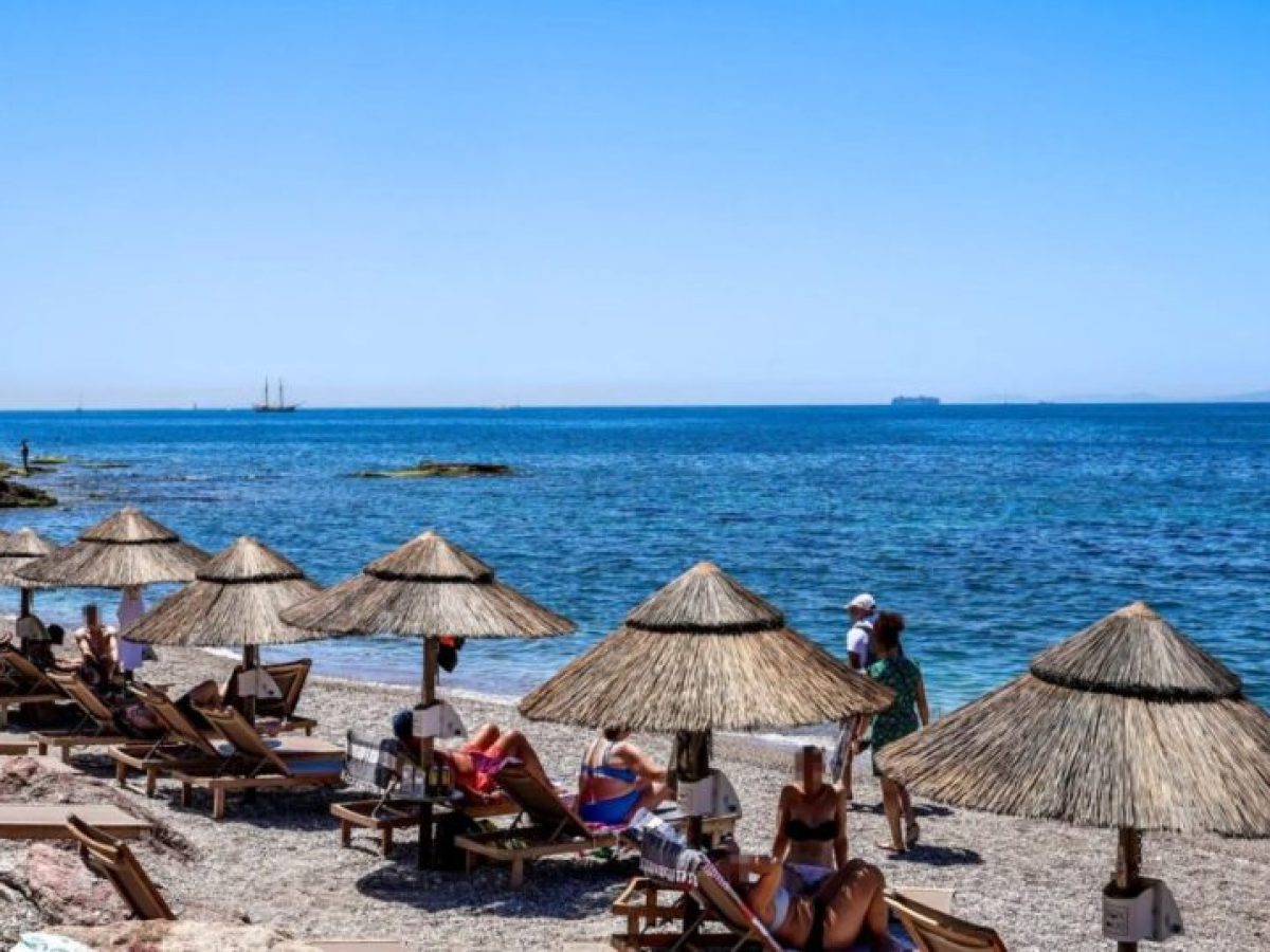 Η «οικονομία της ξαπλώστρας» και πόσο κοστίζει μια μέρα στην παραλία