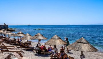 Η «οικονομία της ξαπλώστρας» και πόσο κοστίζει μια μέρα στην παραλία