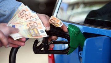 Αδιέξοδο με τις τιμές στα καύσιμα: Ξανά στα 2 ευρώ βενζίνη και ντίζελ – «Καπνός» οι επιδοτήσεις | ΤΟ ΒΗΜΑ