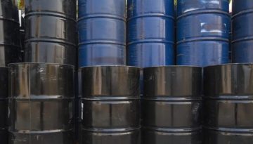 Πετρέλαιο: «Βουτιά» σχεδόν 5% στις τιμές ενόψει των νέων διαπραγματεύσεων ΗΠΑ και Ιράν