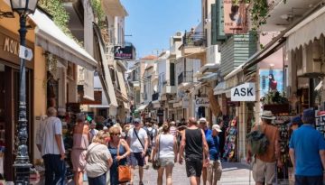 Τουρισμός: 13,5 εκατ. αφίξεις, 8,8 δισ. ευρώ εισπράξεις στο α’ εξάμηνο – Τι δείχνουν στοιχεία της ΤτΕ για τη μέση δαπάνη