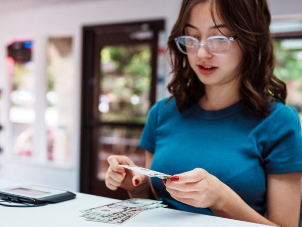 Moneymaxxing – Πώς οι νέοι κάνουν τα χρήματα να «μετράνε» περισσότερο