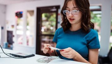 Moneymaxxing – Πώς οι νέοι κάνουν τα χρήματα να «μετράνε» περισσότερο