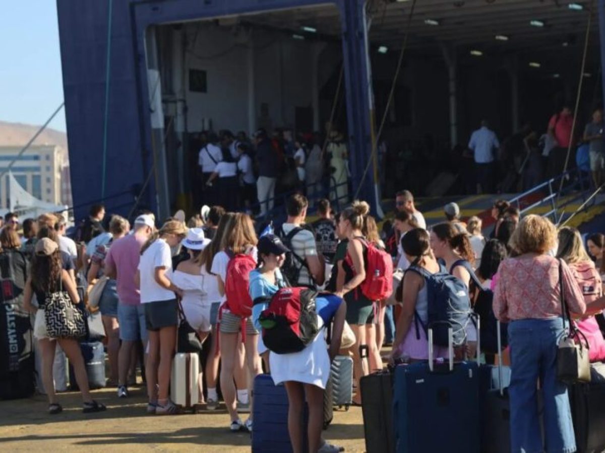 Οι επιβάτες γεμίζουν τα πλοία – Πάνω από 61.000 αναχώρησαν από λιμάνια της Αττικής το Σαββατοκύριακο