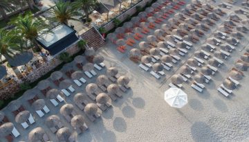 Οι τιμές στις ξαπλώστρες στην Ελλάδα: Έως 120 ευρώ το άτομο