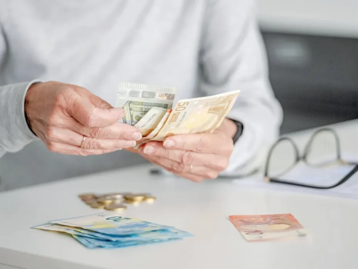 Συντάξεις Σεπτεμβρίου: Κλείδωσαν οι πληρωμές – Ποιοι παίρνουν χρήματα στις 26 και ποιοι στις 28 Αυγούστου