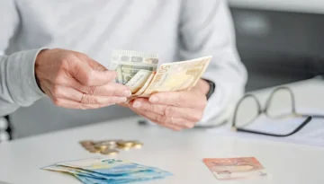 Συντάξεις Σεπτεμβρίου: Κλείδωσαν οι πληρωμές – Ποιοι παίρνουν χρήματα στις 26 και ποιοι στις 28 Αυγούστου