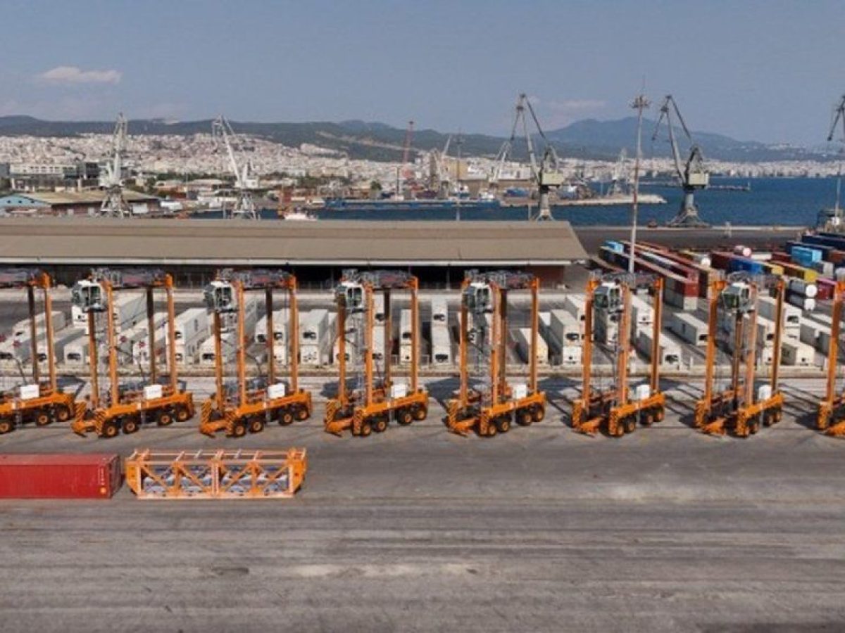 ΟΛΘ: Οκτώ νέα υβριδικά Straddle Carriers ενισχύουν τη δυναμική του λιμένα