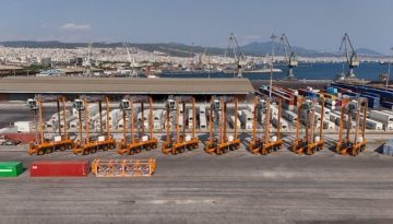 ΟΛΘ: Οκτώ νέα υβριδικά Straddle Carriers ενισχύουν τη δυναμική του λιμένα