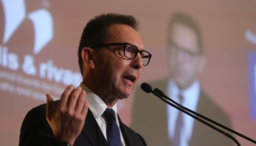 Γιάννης Στουρνάρας: Ευπρόσδεκτες οι ξένες τράπεζες στην Ελλάδα