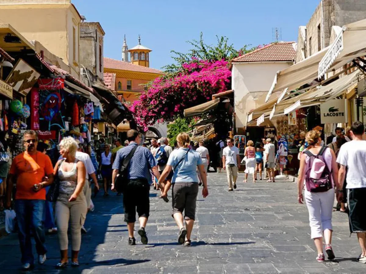 Τουρισμός: Κοσμοσυρροή έως τον Οκτώβριο και επέκταση της σεζόν