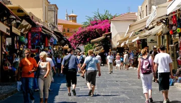 Τουρισμός: Κοσμοσυρροή έως τον Οκτώβριο και επέκταση της σεζόν