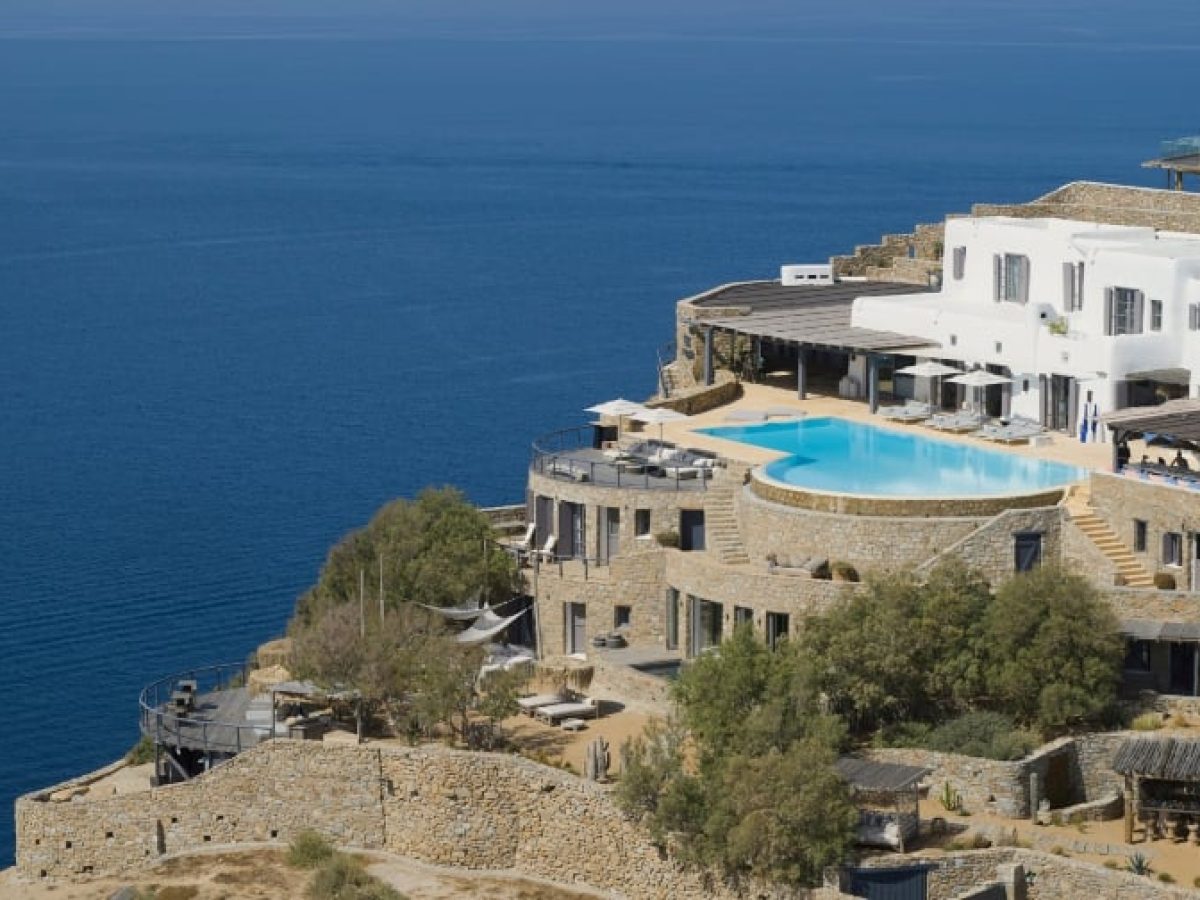 &Pi;&omicron;&lambda;&upsilon;&tau;&epsilon;&lambda;ή &Alpha;&kappa;ί&nu;&eta;&tau;&alpha;: &Eta; &alpha;&nu;&alpha;&beta;ά&theta;&mu;&iota;&sigma;&eta; &tau;&eta;&sigmaf; &Epsilon;&lambda;&lambda;ά&delta;&alpha;&sigmaf; &kappa;&alpha;&iota; &tau;&omicron; &alpha;&upsilon;&xi;&alpha;&nu;ό&mu;&epsilon;&nu;&omicron; &epsilon;&nu;&delta;&iota;&alpha;&phi;έ&rho;&omicron;&nu; &tau;&omega;&nu; &delta;&iota;&epsilon;&theta;&nu;ώ&nu; &epsilon;&pi;&epsilon;&nu;&delta;&upsilon;&tau;ώ&nu;