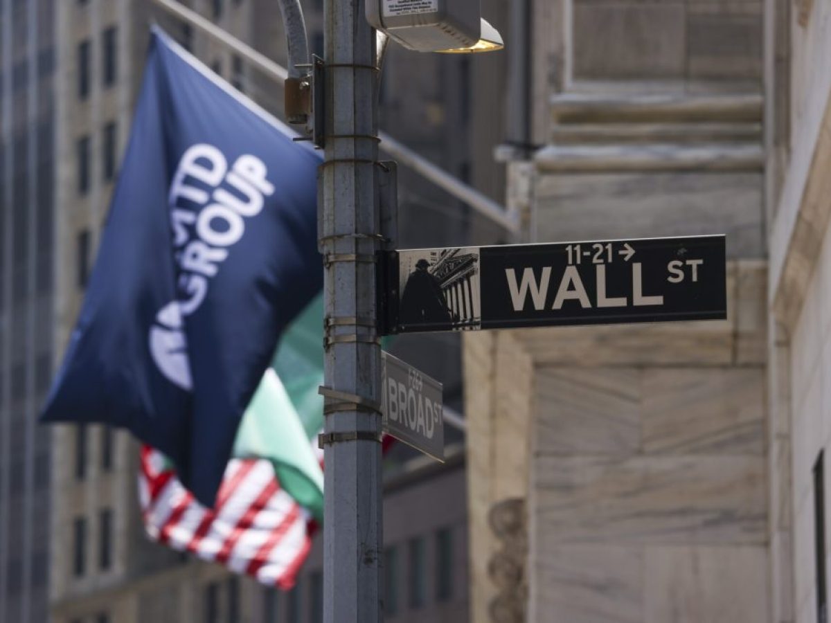 Wall Street: &Kappa;έ&rho;&delta;&eta; &gamma;&iota;&alpha; &tau;&iota;&sigmaf; &mu;&epsilon;&tau;&omicron;&chi;έ&sigmaf;, &upsilon;&pi;&omicron;&chi;&omega;&rho;&omicron;ύ&nu; &omicron;&iota; &alpha;&pi;&omicron;&delta;ό&sigma;&epsilon;&iota;&sigmaf; &tau;&omega;&nu; &omicron;&mu;&omicron;&lambda;ό&gamma;&omega;&nu;