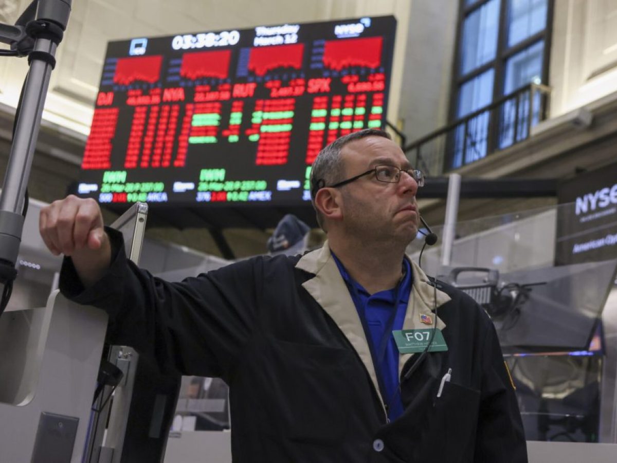 &Sigma;&tau;&omicron; &kappa;ό&kappa;&kappa;&iota;&nu;&omicron; &eta; Wall Street &mu;&epsilon; &tau;&omicron; &beta;&lambda;έ&mu;&mu;&alpha; &sigma;&tau;&eta; Fed &ndash; &Upsilon;&pi;&omicron;&chi;&omega;&rho;&epsilon;ί 350 &mu;&omicron;&nu;ά&delta;&epsilon;&sigmaf; &omicron; Dow