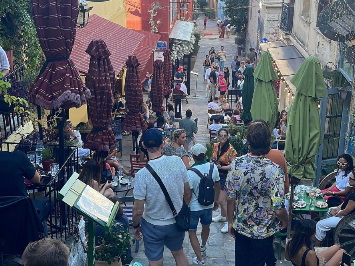 &Sigma;&tau;&omicron; &laquo;&kappa;ό&kappa;&kappa;&iota;&nu;&omicron;&raquo; &eta; &omicron;&iota;&kappa;&omicron;&nu;&omicron;&mu;&iota;&kappa;ή &pi;ί&epsilon;&sigma;&eta; &sigma;&tau;&alpha; &nu;&omicron;&iota;&kappa;&omicron;&kappa;&upsilon;&rho;&iota;ά &sigma;&tau;&eta;&nu; &Epsilon;&lambda;&lambda;ά&delta;&alpha; &ndash; Έ&nu;&alpha;&sigmaf; &sigma;&tau;&omicron;&upsilon;&sigmaf; &delta;ύ&omicron; &delta;&epsilon;&nu; &mu;&pi;&omicron;&rho;&epsilon;ί &nu;&alpha; &kappa;&alpha;&lambda;ύ&psi;&epsilon;&iota; έ&nu;&alpha; έ&kappa;&tau;&alpha;&kappa;&tau;&omicron; έ&xi;&omicron;&delta;&omicron;