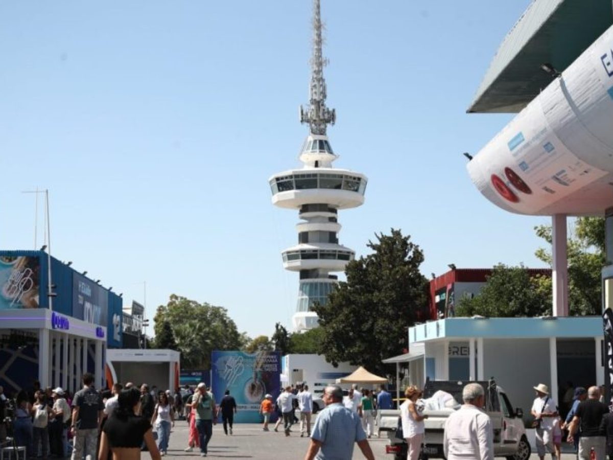 &Sigma;&tau;&alpha;&hellip; &alpha;&pi;ό&nu;&epsilon;&rho;&alpha; &tau;&eta;&sigmaf; &Delta;&Epsilon;&Theta;, &eta; &laquo;&pi;&rho;&alpha;&gamma;&mu;&alpha;&tau;&iota;&kappa;ό&tau;&eta;&tau;&alpha;&raquo; &epsilon;&pi;&iota;&sigma;&tau;&rho;έ&phi;&epsilon;&iota; &mu;&epsilon; &alpha;&pi;&alpha;&iota;&tau;ή&sigma;&epsilon;&iota;&sigmaf;