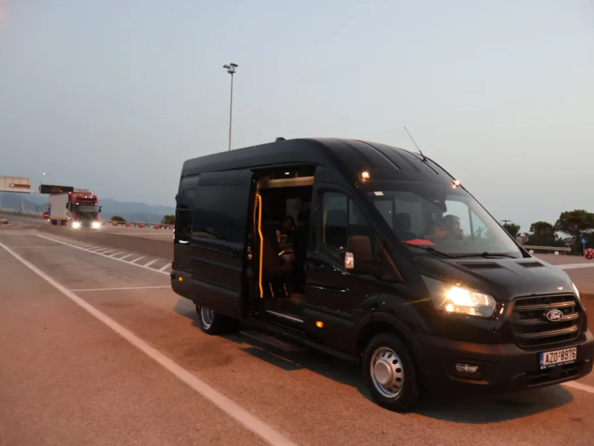&Omicron; &Sigma;&upsilon;&nu;&epsilon;&tau;&alpha;&iota;&rho;&iota;&sigma;&mu;ό&sigmaf; &Tau;&alpha;&xi;ί Express &Pi;ά&tau;&rho;&alpha;&sigmaf; 450000 &alpha;&nu;&alpha;&beta;&alpha;&theta;&mu;ί&zeta;&epsilon;&iota; &tau;&iota;&sigmaf; &omicron;&mu;&alpha;&delta;&iota;&kappa;έ&sigmaf; &mu;&epsilon;&tau;&alpha;&kappa;&iota;&nu;ή&sigma;&epsilon;&iota;&sigmaf; &mu;&epsilon; &nu;έ&omicron; 18&theta;έ&sigma;&iota;&omicron; Mini Bus | &Epsilon;&iota;&delta;ή&sigma;&epsilon;&iota;&sigmaf;