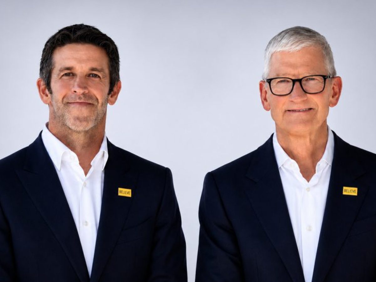 Τιμ Κουκ: Παραδίδει την Apple στον Τζον Τέρνους – μεγαλύτερη, πλουσιότερη, αλλά πίσω στην AI