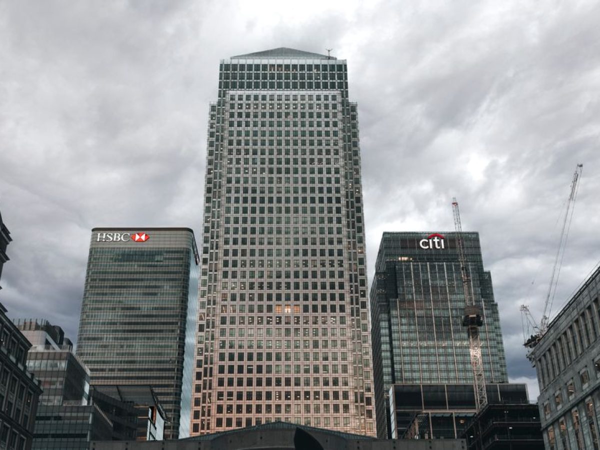 Moody&rsquo;s: &Alpha;&nu;&alpha;&beta;ά&theta;&mu;&iota;&sigma;&epsilon; &sigma;&epsilon; &theta;&epsilon;&tau;&iota;&kappa;έ&sigmaf; &tau;&iota;&sigmaf; &pi;&rho;&omicron;&omicron;&pi;&tau;&iota;&kappa;έ&sigmaf; &delta;ύ&omicron; &epsilon;&lambda;&lambda;&eta;&nu;&iota;&kappa;ώ&nu; &tau;&rho;&alpha;&pi;&epsilon;&zeta;ώ&nu;