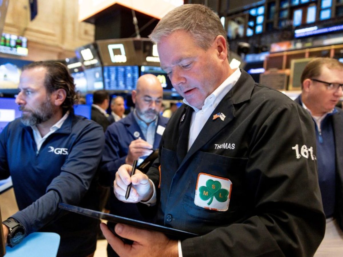 Wall Street: &Beta;&omicron;&upsilon;&tau;&iota;ά 270 &mu;&omicron;&nu;ά&delta;&omega;&nu; &gamma;&iota;&alpha; Dow &lambda;ό&gamma;&omega; &tau;&eta;&sigmaf; &alpha;&gamma;&omicron;&rho;ά&sigmaf; &epsilon;&rho;&gamma;&alpha;&sigma;ί&alpha;&sigmaf;