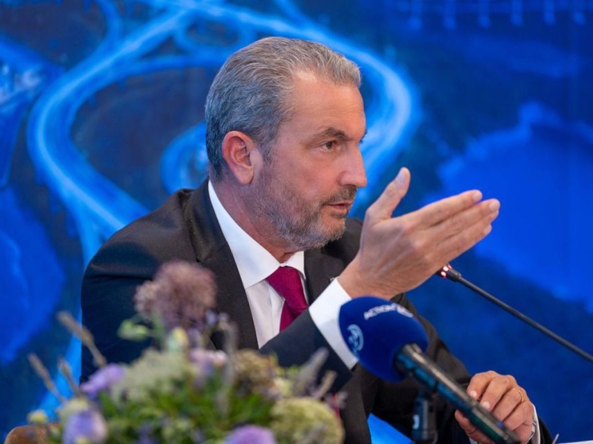 &Epsilon;&xi;ά&rho;&chi;&omicron;&upsilon;: &Sigma;&eta;&mu;&alpha;&nu;&tau;&iota;&kappa;ή &eta; &sigma;&upsilon;&mu;&beta;&omicron;&lambda;ή &tau;&eta;&sigmaf; &pi;&rho;έ&sigma;&beta;&epsilon;&omega;&sigmaf; &Gamma;&kappa;ί&lambda;&phi;&omicron;ϊ&lambda; &sigma;&tau;&eta;&nu; &pi;&rho;&omicron;ώ&theta;&eta;&sigma;&eta; &tau;&omicron;&upsilon; έ&rho;&gamma;&omicron;&upsilon; &tau;&omicron;&upsilon; &Kappa;ά&theta;&epsilon;&tau;&omicron;&upsilon; &Delta;&iota;&alpha;&delta;&rho;ό&mu;&omicron;&upsilon;