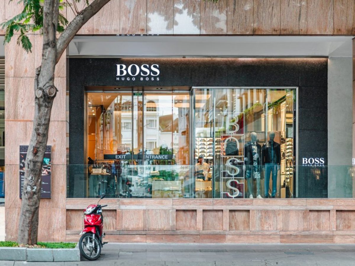 Frasers Group: A&pi;&omicron;&kappa;&tau;ά &tau;&omicron;&nu; έ&lambda;&epsilon;&gamma;&chi;&omicron; &tau;&eta;&sigmaf; Hugo Boss &mu;&epsilon; &pi;&omicron;&sigma;&omicron;&sigma;&tau;ό ά&nu;&omega; &tau;&omicron;&upsilon; 50%