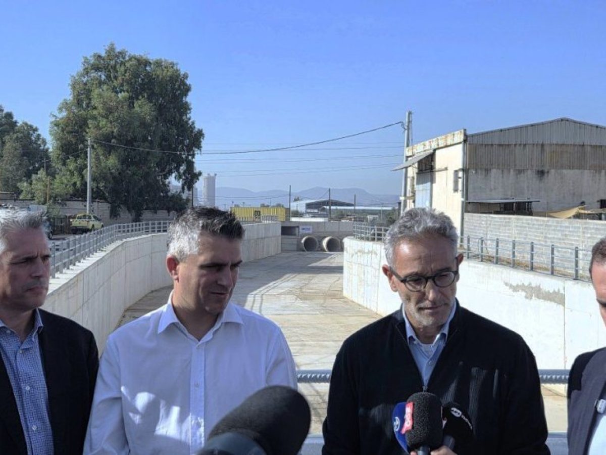 AKTOR: &Pi;&alpha;&rho;έ&delta;&omega;&sigma;&epsilon; έ&rho;&gamma;&omicron; &euro;10,3 &epsilon;&kappa;&alpha;&tau;. &pi;&omicron;&upsilon; &theta;&omega;&rho;&alpha;&kappa;ί&zeta;&epsilon;&iota; &tau;&omicron; &Theta;&rho;&iota;ά&sigma;&iota;&omicron; &Pi;&epsilon;&delta;ί&omicron; &alpha;&pi;ό &pi;&lambda;&eta;&mu;&mu;ύ&rho;&epsilon;&sigmaf;