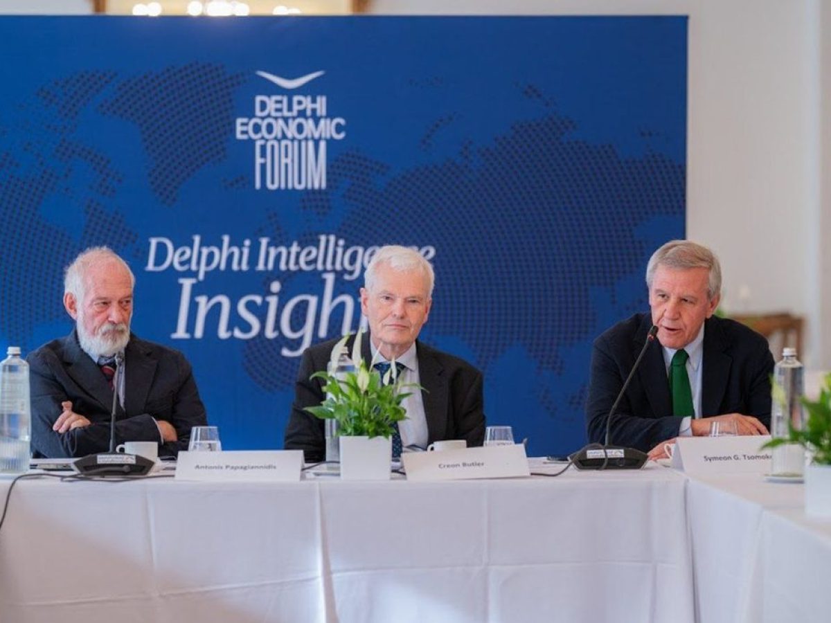 Creon Butler, Chatham House: &Omicron;&iota; 3 &kappa;ί&nu;&delta;&upsilon;&nu;&omicron;&iota; &pi;&omicron;&upsilon; ί&sigma;&omega;&sigmaf; &pi;&upsilon;&rho;&omicron;&delta;&omicron;&tau;ή&sigma;&omicron;&upsilon;&nu; &nu;έ&alpha; &chi;&rho;&eta;&mu;&alpha;&tau;&omicron;&pi;&iota;&sigma;&tau;&omega;&tau;&iota;&kappa;ή &kappa;&rho;ί&sigma;&eta;