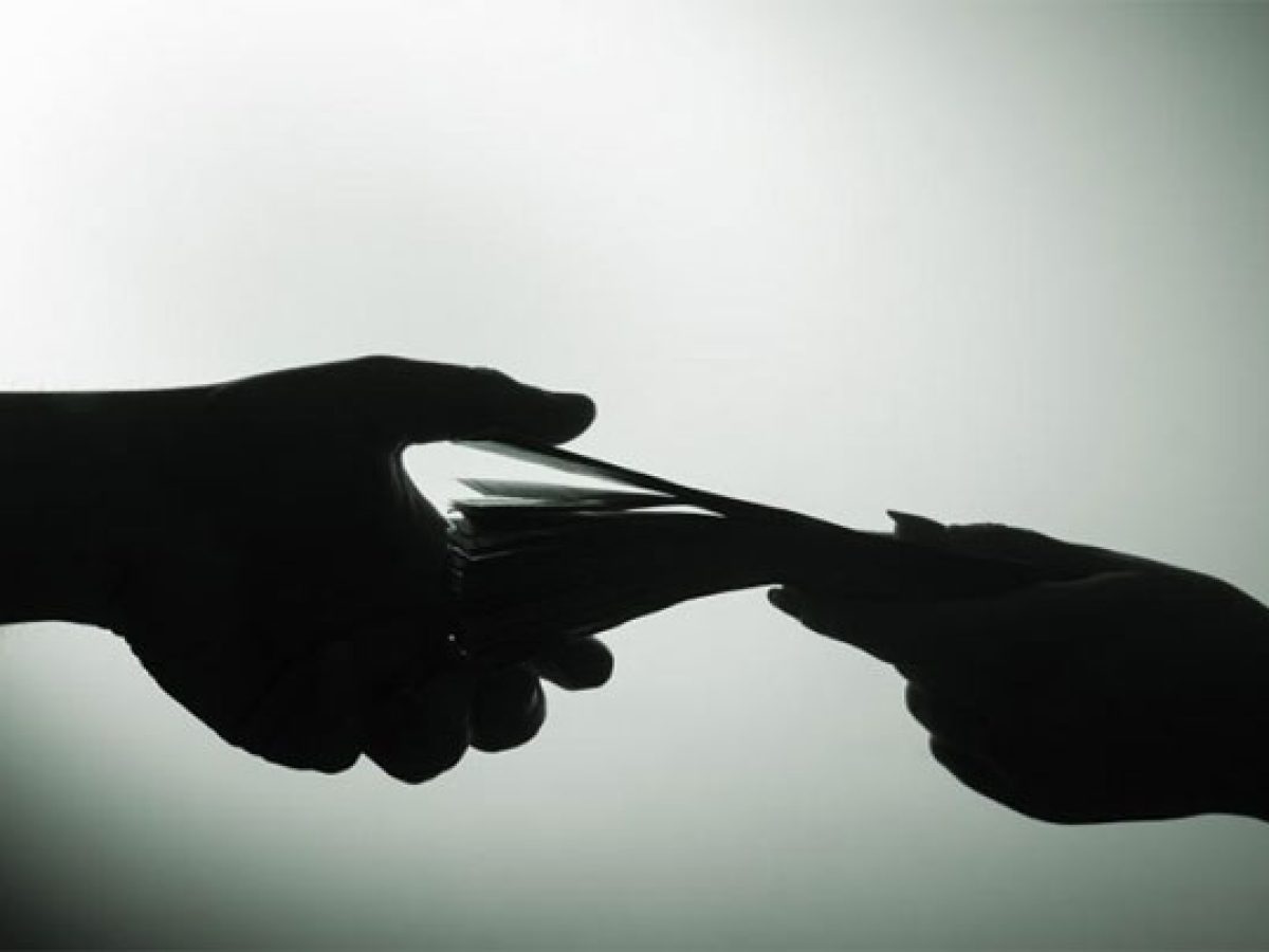 &Alpha;&rho;&chi;ή &gamma;&iota;&alpha; &xi;έ&pi;&lambda;&upsilon;&mu;&alpha; &mu;&alpha;ύ&rho;&omicron;&upsilon; &chi;&rho;ή&mu;&alpha;&tau;&omicron;&sigmaf;: Έ&kappa;&rho;&upsilon;&psi;&alpha;&nu; 15 &epsilon;&kappa;. &epsilon;&upsilon;&rho;ώ &alpha;&pi;ό &tau;&omicron; &pi;ό&theta;&epsilon;&nu; έ&sigma;&chi;&epsilon;&sigmaf;